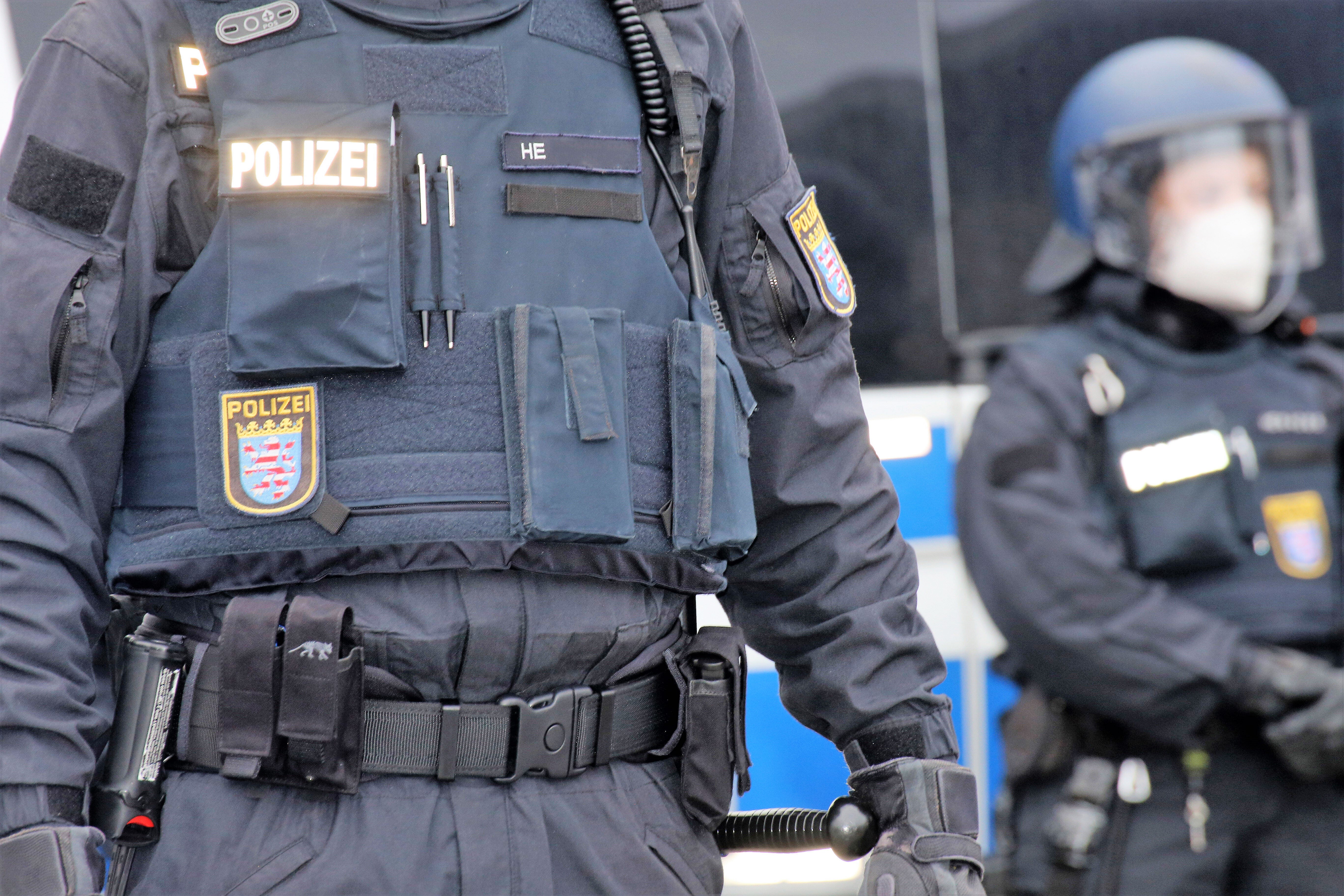 Blutverschmierter Mann droht mit Waffe an seinem Fenster – SEK-Einsatz nötig!
