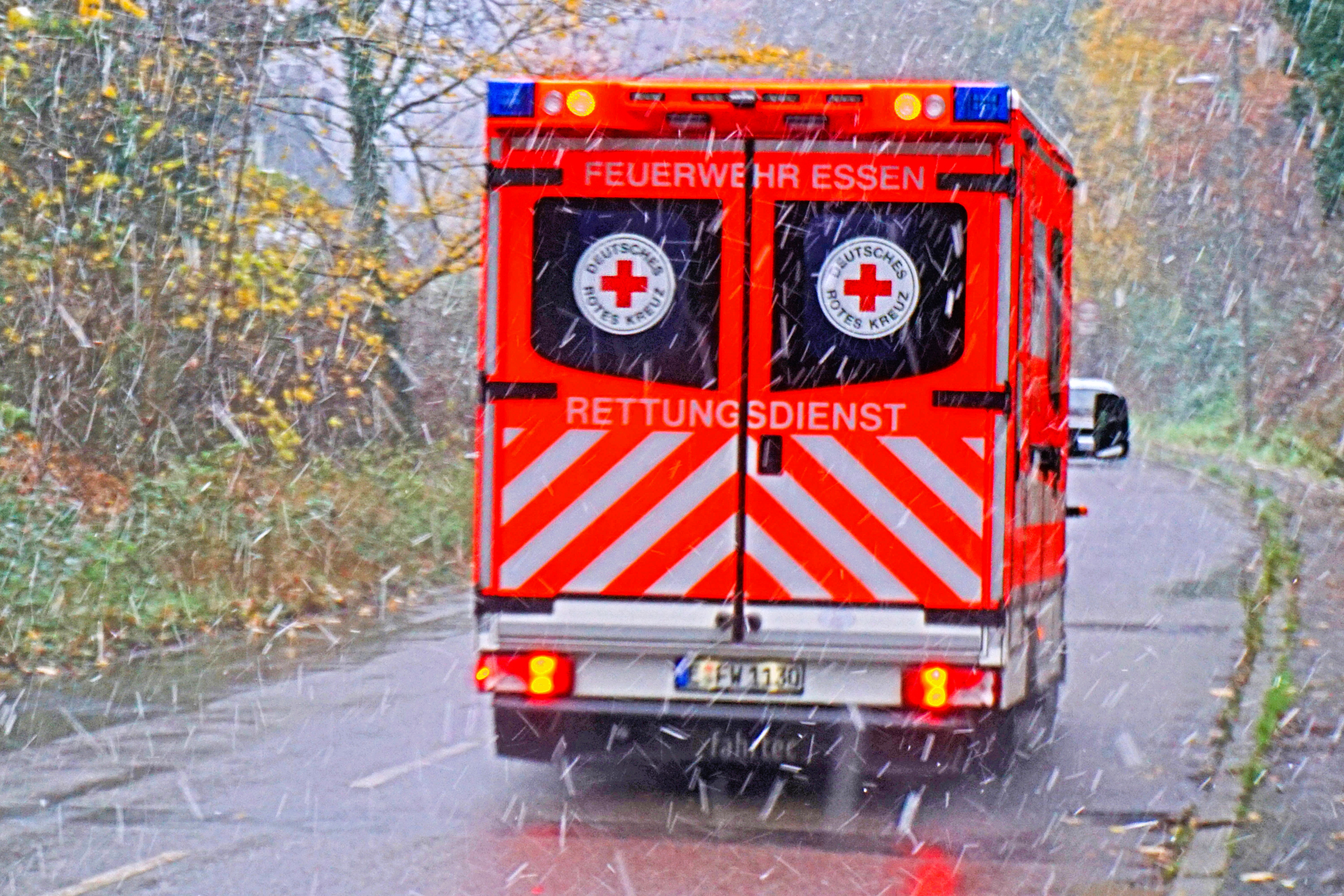 Rentner (74) überfährt Müllmann - er wollte gerade die Tonnen zurückstellen! Tödlicher Unfall