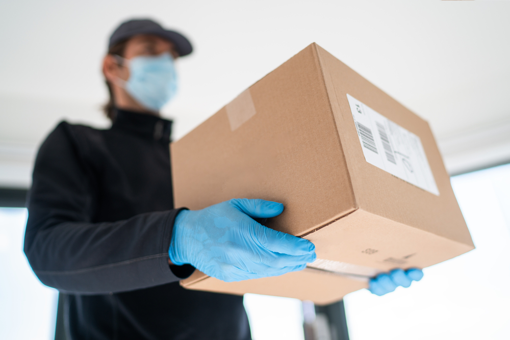 Paketbote schlägt Rentner an der Haustür nieder! Erschütternder Vorfall bei der Paketzustellung!