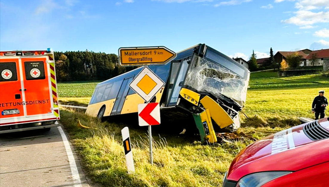 Schulbus umgekippt - 3 Rettungshubschrauber im Einsatz! 15 Verletzte, die meisten sind Kinder!