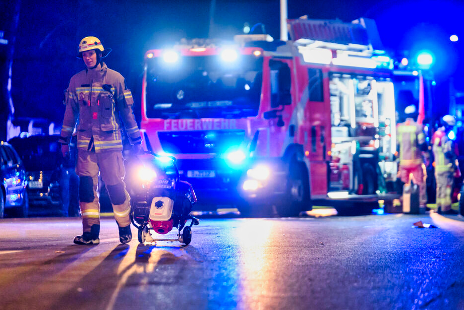 Flammen-Inferno! 2 Leichen aus brennendem Wohnhaus geborgen