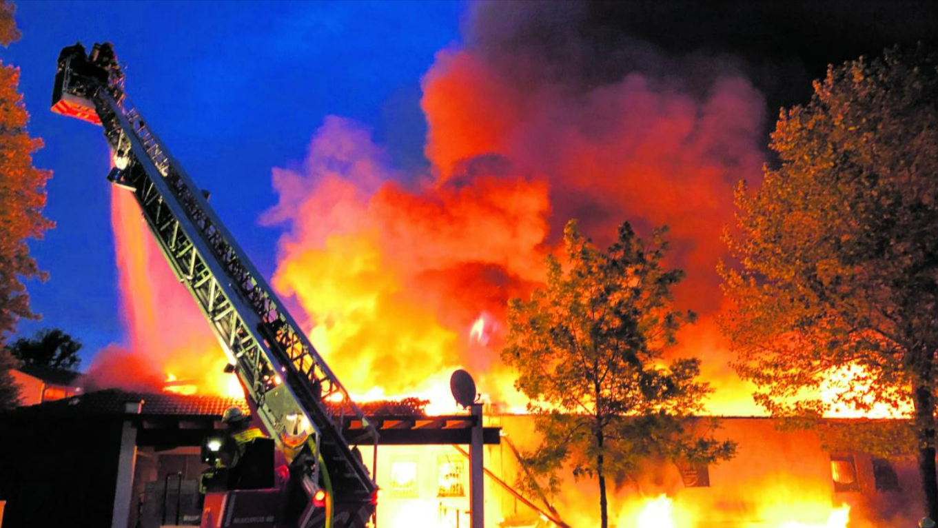 Einkaufszentrum in Flammen! Großbrand - Mehr als 1.400 Geschäfte brennen lichterloh