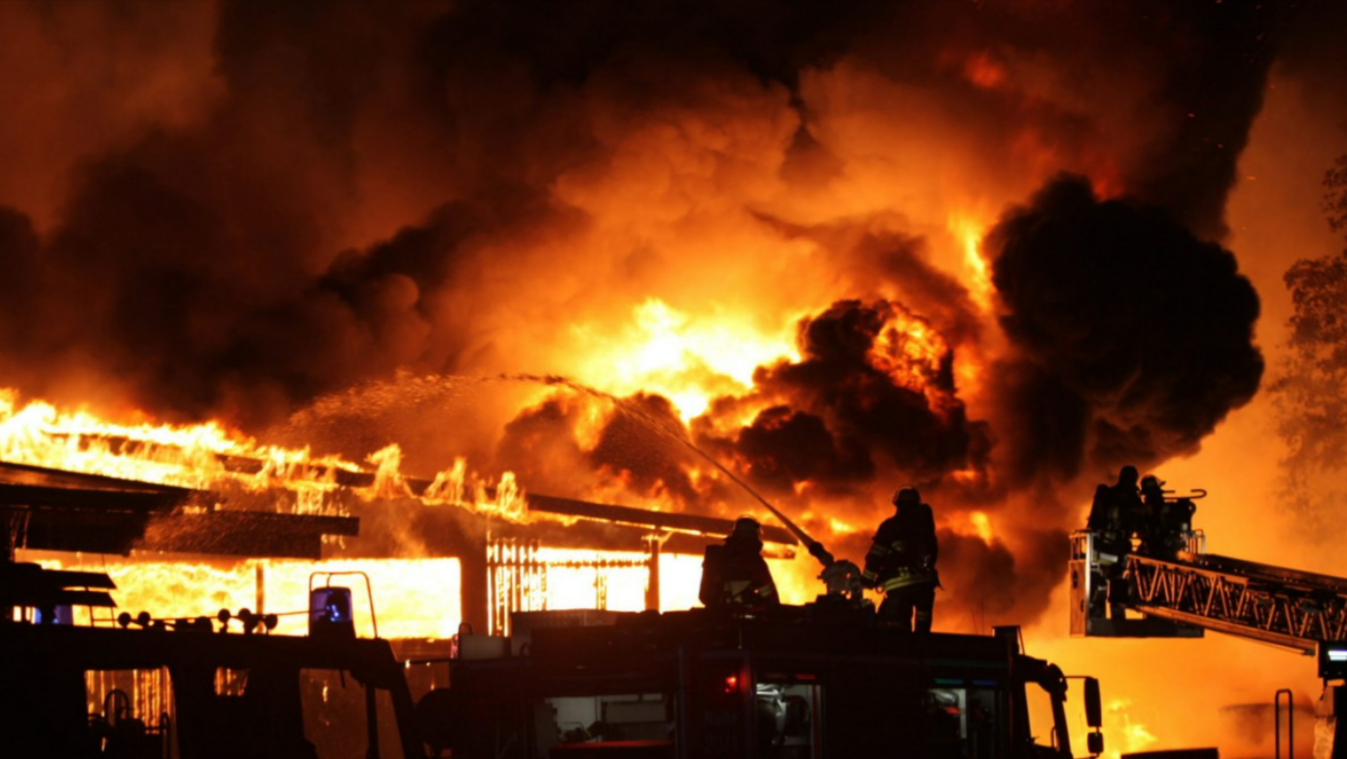 Flammeninferno! Hotel evakuiert - riesige Rauchwolke über Stuttgart, Feuerwehr warnt die Bevölkerung!