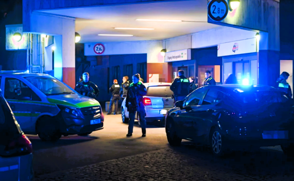 Nackte Zahnärztin randaliert an Tankstelle! Skandal um sichtlich überforderte Medizinerin!

