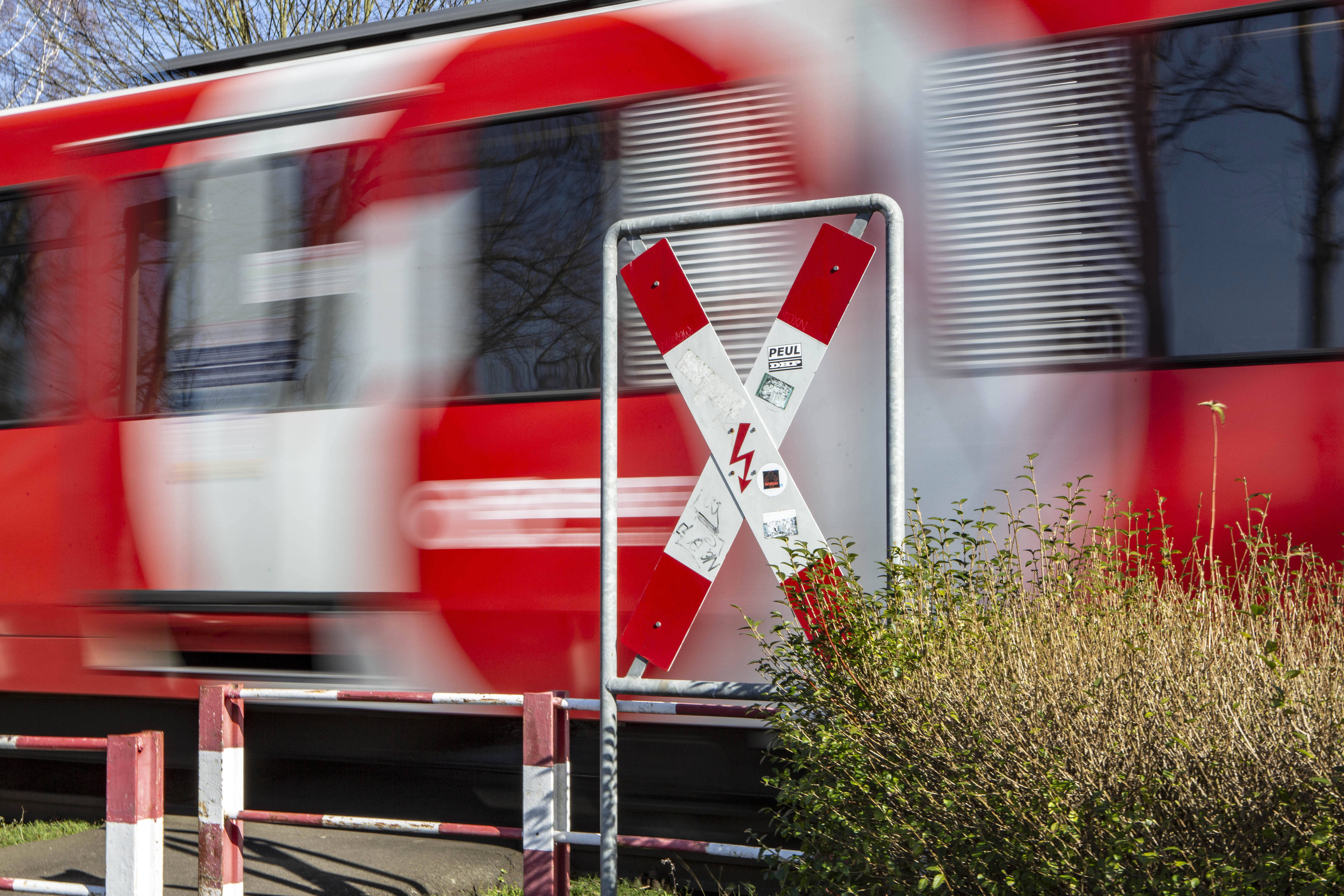 Dramatischer Unfall an Bahnübergang: Kind unter den Todesopfern