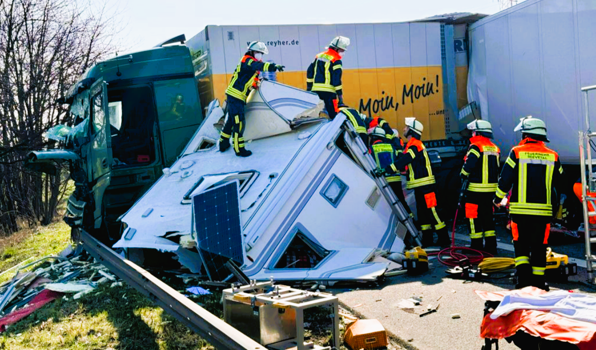 Wohnmobil von LKW zerfetzt! Urlaubsrückreise endet in Tragödie für Familie mit Kindern!