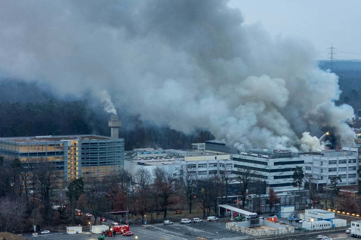 Großbrand in Forschungszentrum: Feuerwehr warnt Bevölkerung