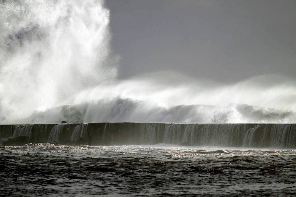 Massive Waves Drag Tourists into the Sea! Spanish Vacation Island Turns into a Nightmare