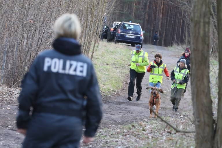 Polizei warnt die Bevölkerung! Schüsse auf offener Straße! Bewaffneter flieht - Polizei mit Großeinsatz!