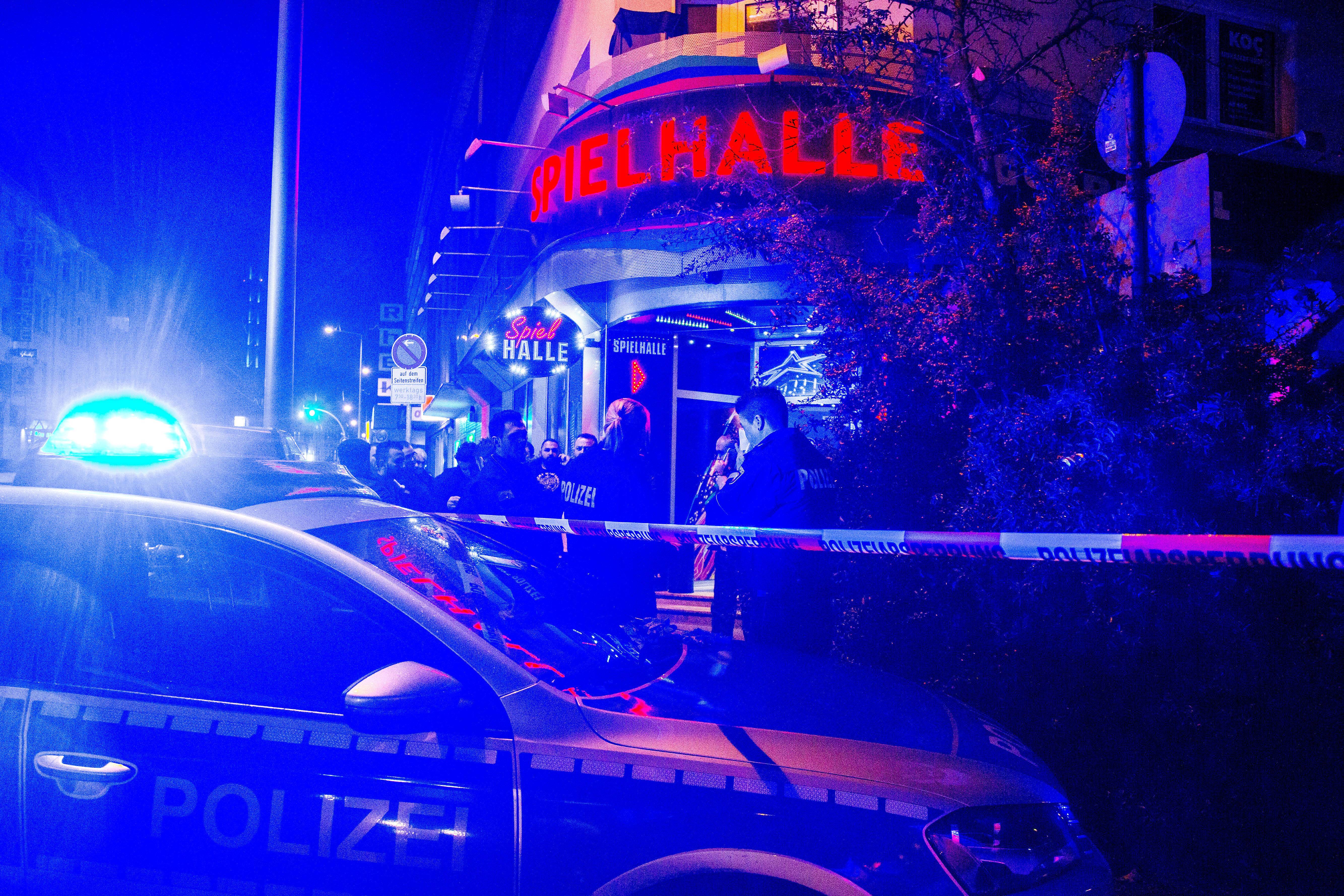 Bank gesprengt! Polizei warnt - bewaffnete Räuber auf der Flucht nach schwerem Banküberfall!