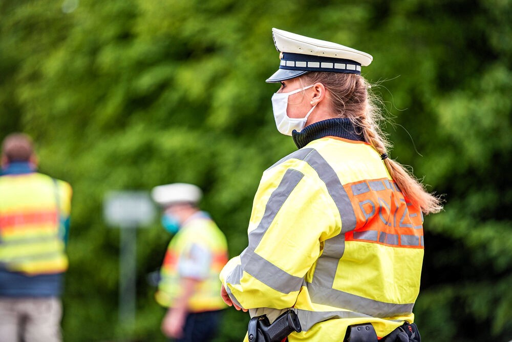 Kleines Mädchen in München vom Spielplatz entführt - Polizei leitet umgehend Fahndung ein!