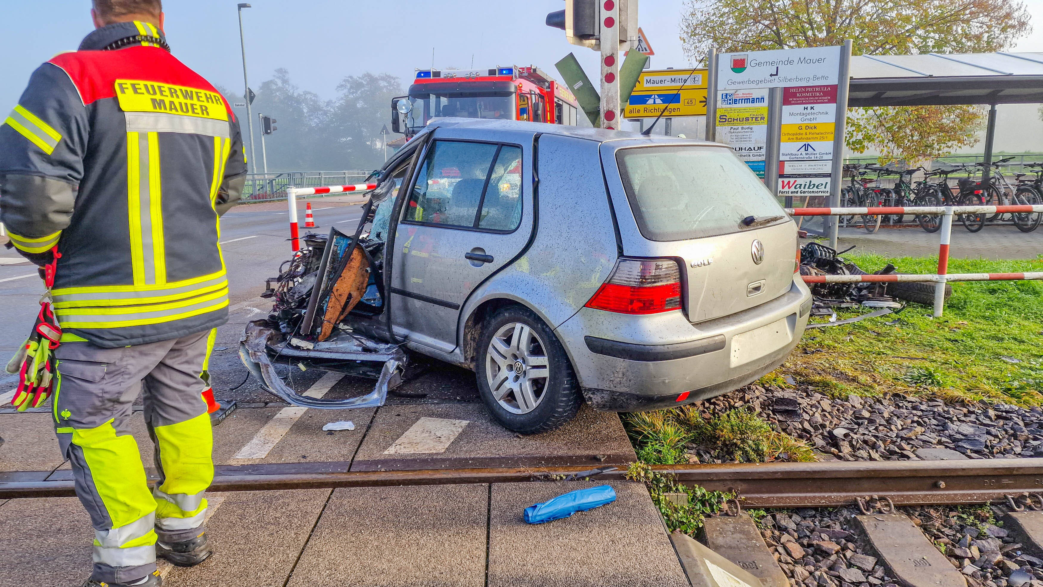 Schweres Bahnunglück - ein Mensch tot! Zug rammt Auto und schleift es Meterweit mit