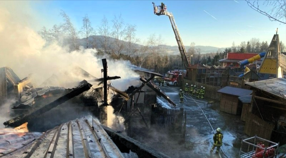 Beliebter deutscher Freizeitpark steht in Flammen! Millionenschaden und große Zerstörung!