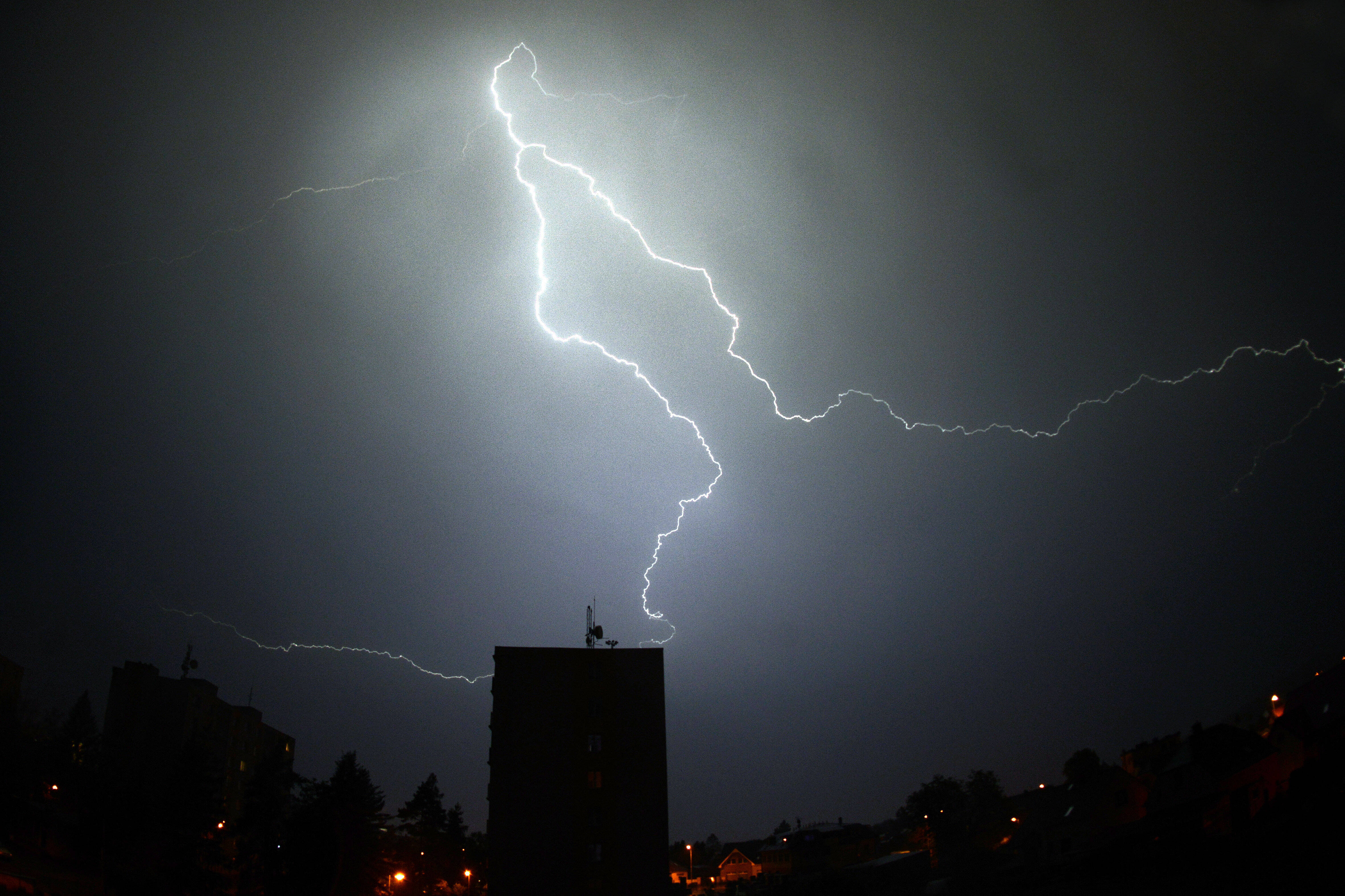 Mann stirbt nach Blitzeinschlag! Nächstes Unwetteropfer gemeldet
