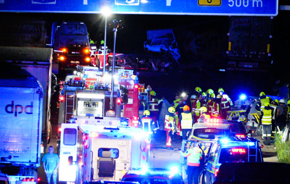 Vollsperrung nach Massencrash! Einsatzkräfte bestätigen 10 zum Teil schwer verletzte Opfer