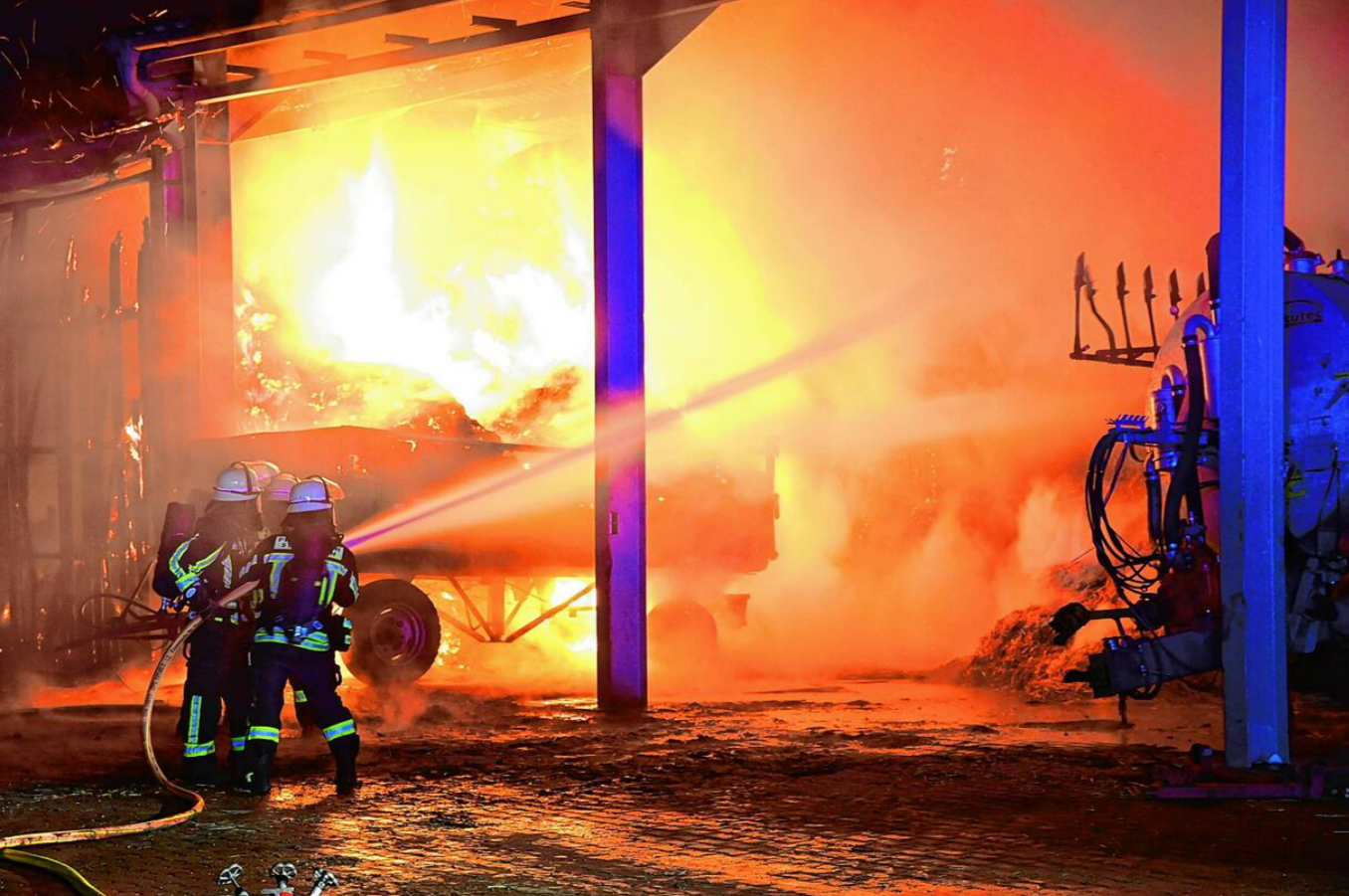 Feuerinferno! Mehrere Häuser in Flammen - Feuerwehr rettet 21 Menschen aus brennenden Häusern