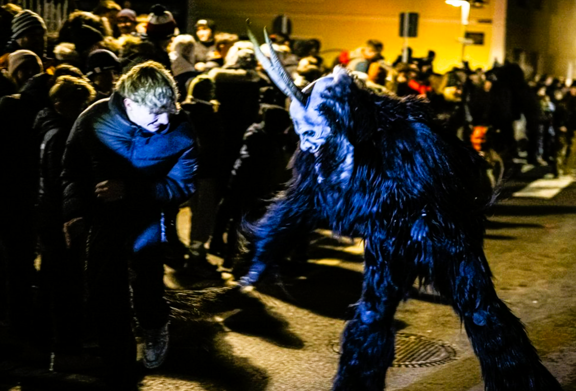 Krampus-Lauf endet im Chaos! Kleines Mädchen und Polizistin verletzt